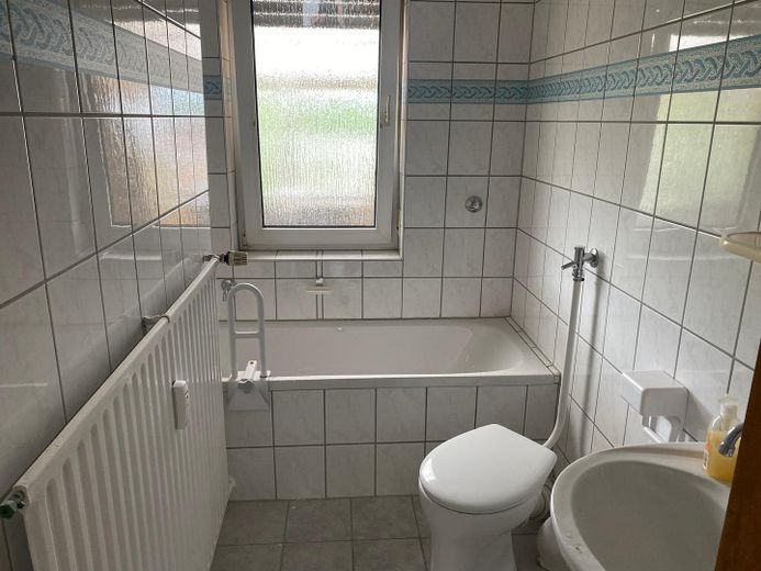 Yenilenmiş, aydınlık, balkonlu 3 odalı daire – Duschbad