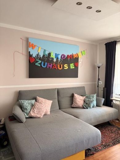 Helle 3-Zimmer-Wohnung mit Südost-Balkon, TG-Stellplatz in Bahnhofsnähe in Esting – Wohnzimmer