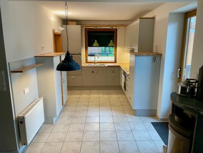 Nachhaltiger Bungalow mit Wintergarten, Garage und Garten – Küche