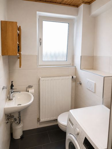 Helle 2 Zimmer-Wohnung für Singles, WG oder Pärchen – Bad