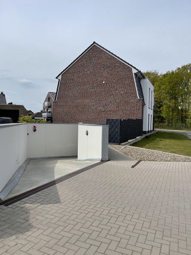 Modern 3-room apartment with 2 bathrooms and underground parking space – Einfahrt Tiefgarage