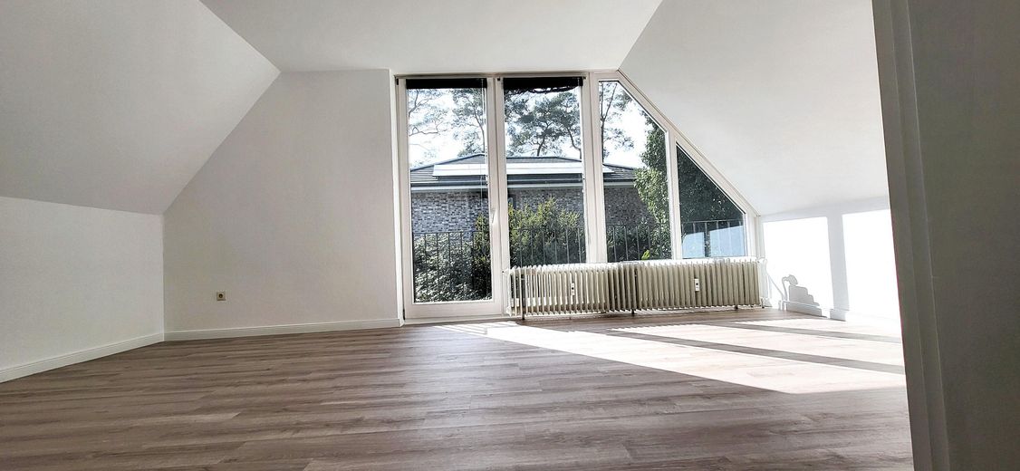 Große sonnige Dachgeschosswohnung -  Ruhige Villenlage - Südloggia - ca. 20 Min. zum Hauptbahnhof – Großes Zimmer, viel Tageslicht