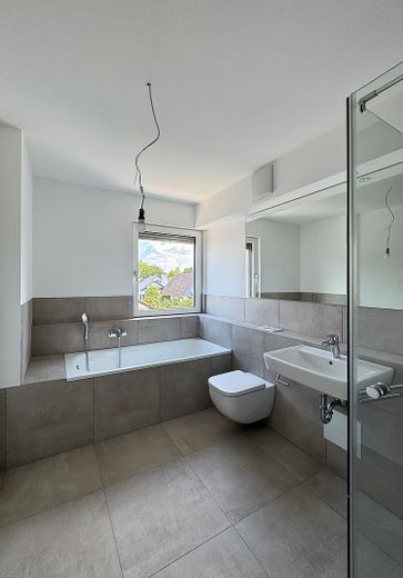 Prima locazione: moderno appartamento mansardato di 4 locali con balcone a ovest e aria condizionata a Anzing - WE07 – Tageslichtbad