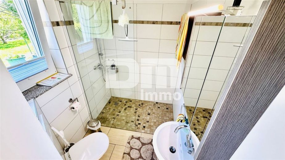 Modernes Familienglück nahe KfW 55-Standard mit Terrasse, Carport und Parkplatz – EG Badezimmer / Ebenerdige Dusche