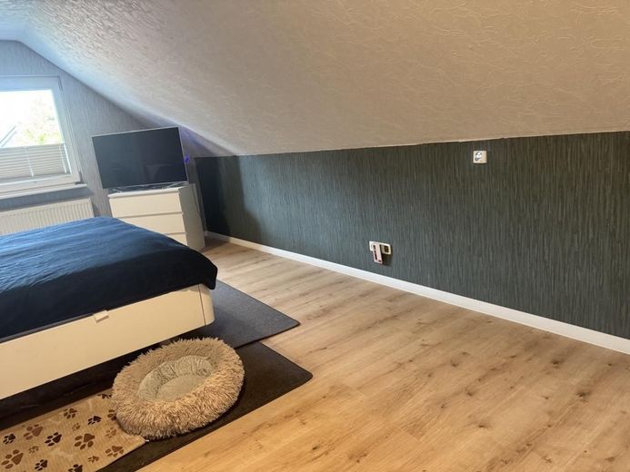 Modernisiertes Einfamilienhaus in ruhiger Sackgassenlage mit Kamin, PV-Anlage und großem Grundstück – Schlafzimmer