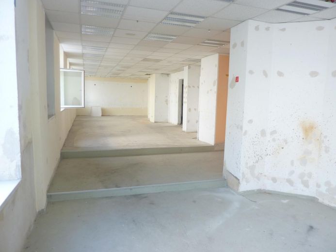 133 mq, spaziosa unità commerciale come superficie per negozio/ufficio o opzione abitativa in condominio plurifamiliare ristrutturato – Innen