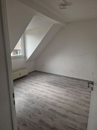 Dachgeschosswohnung in Hochfeld – Wohn/Schlafzimmer 2