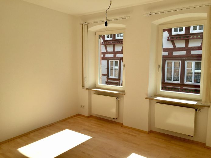 Altstadt-Stadthaus mit Mainblick, Dachterrasse, Mieteinnahmen & Ausbaupotenzial – provisionsfrei – Wohnung 63 qm