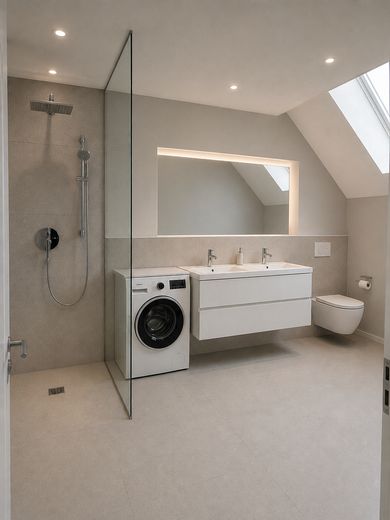 Maison 1 I Duplex de 4 pièces en première occupation : 89m², balcon et cuisine équipée – Visualisierung Bad