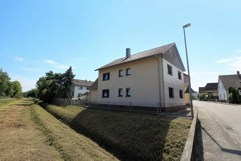 Ein- bis Zweifamilienhaus – vom Spazierweg aus