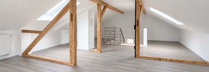 Pierwsze zasiedlenie po remoncie: dwupoziomowe mieszkanie 4-pokojowe z kuchnią i łazienką, pracownią na poddaszu, balkonem i klimatyzacją w Hasselroth – Dachstudio