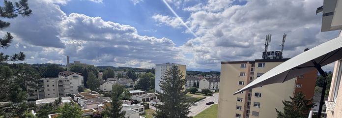 Appartement de 2 pièces loué avec vue dégagée, ascenseur et balcon – investissement immobilier à Traunreut – Blick vom Balkon