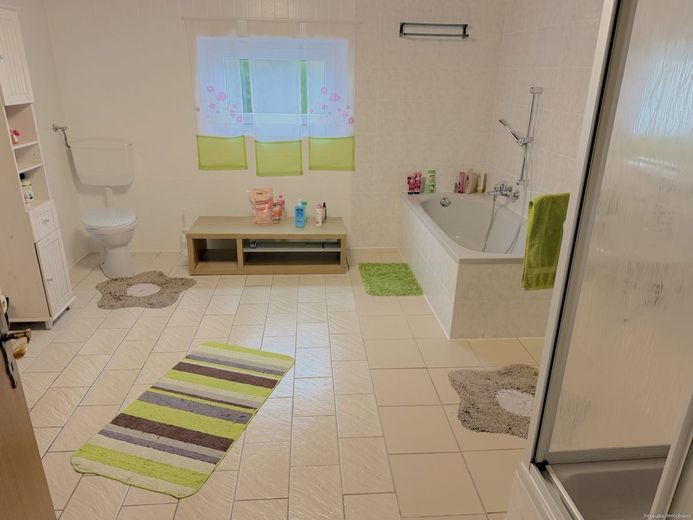 Gepflegtes Einfamilienhaus für große Familien oder zwei Wohnungen mit großem Garten – 1 Bad EG/Keller