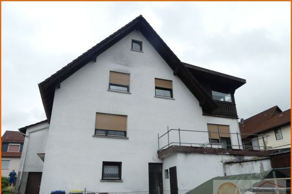 2-Familienwohnhaus mit Balkon, Wintergarten und 2 Garagen in der Ortslage von Sinntal-Oberzell
