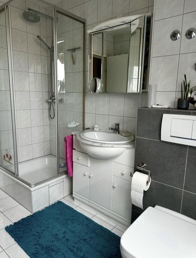 Dachgeschoss-Wohnung in Denzlingen – Tageslichtbad mit Dusche/WC