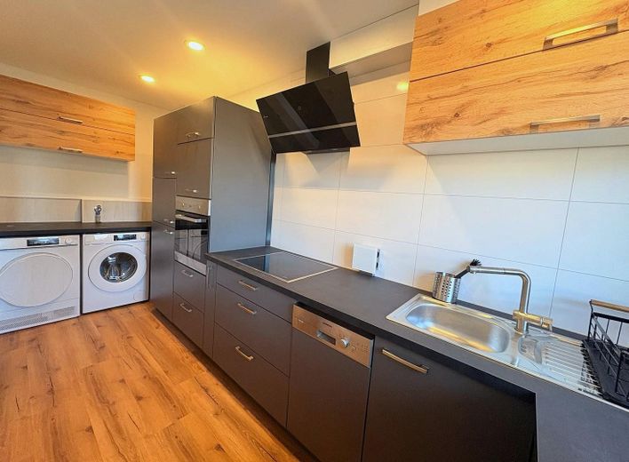 Moderne 3,5-Zimmer-Maisonette möbliert mit Heimkino, Wallbox & Klimaanlage – OG: Küche