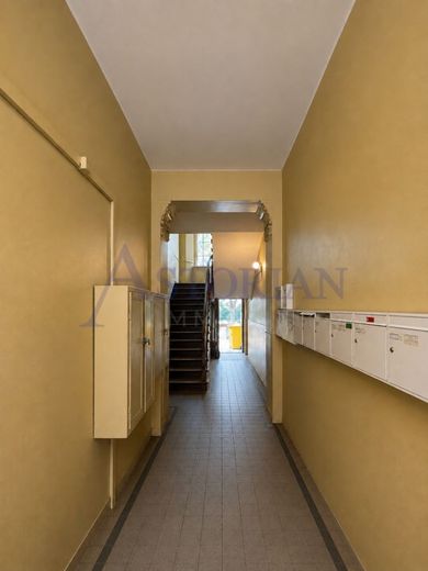 Bezugsfrei! Altbaucharme mit Gestaltungspotenzial - 2,5 Zimmer im Herzen von Friedrichshain – Haupteingang