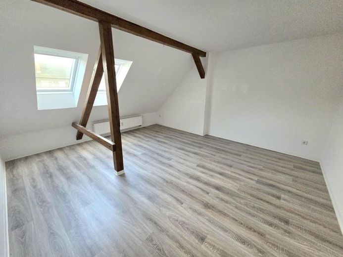 Gemütliche 3-Zimmer-Dachgeschosswohnung mit Sichtbalken in Chemnitz-Hilbersdorf! – Foto 1