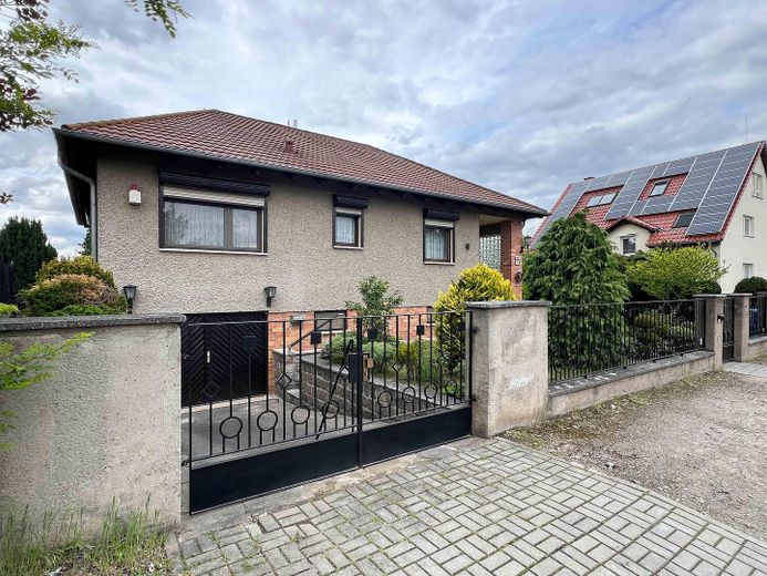 Einfamilienhaus in attraktiver Lage von Berlin-Hohenschönhausen – Straßenansicht