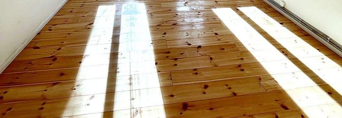Schillerkiez'de balkonu olan, batı cepheli, hemen taşınılabilir sevimli rüya 2 odalı eski bina dairesi – Wohnzimmer -rechts Küchenzeile