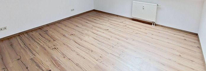 Büyük gün ışığı alan banyoya sahip, samimi 2 odalı çatı katı dairesi – Ansicht I: Schlafzimmer