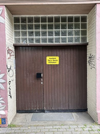"Tradition trifft Innovation" - Vielseitig nutzbares Haus im idyllischen Backyard in Dortmund – Einfahrt