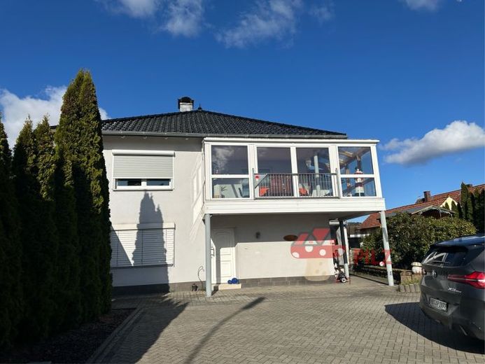Exklusives Familiendomizil mit Einliegerwohnung, Pool und weitläufigem Grundstück – Foto 1