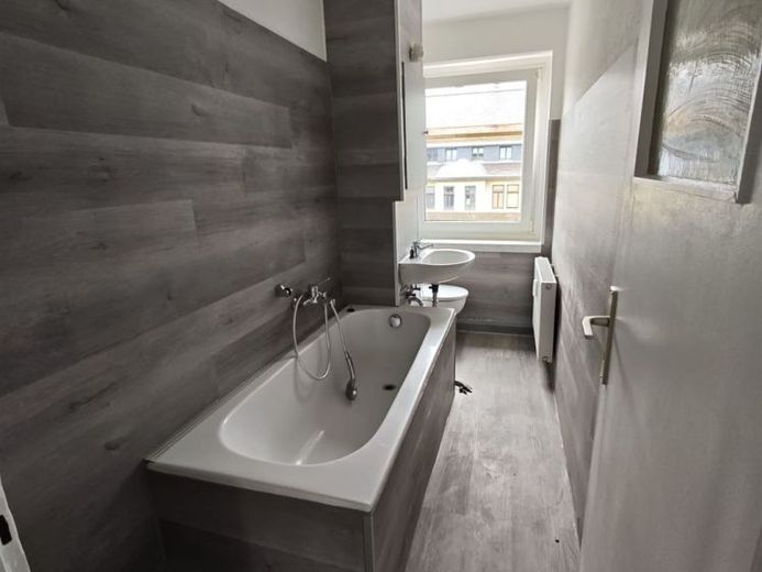 Gemütliche 2-Zimmer mit Balkon, Laminat und Wanne in ruhiger Lage – Foto 1