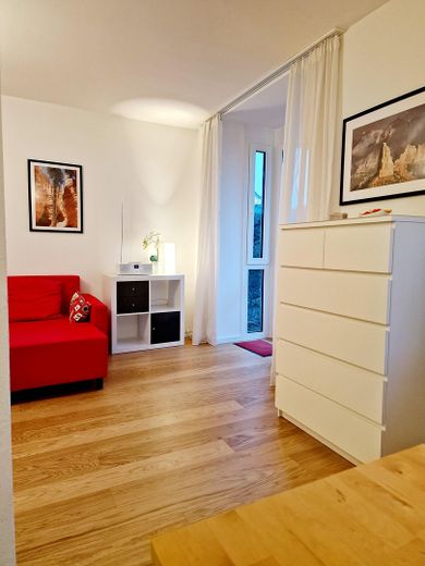 Nähe Waldfriedhof: Möblierte 2-Zimmer Wohnung im EG, kleine Anlage m. Terrasse – Wohnzimmer