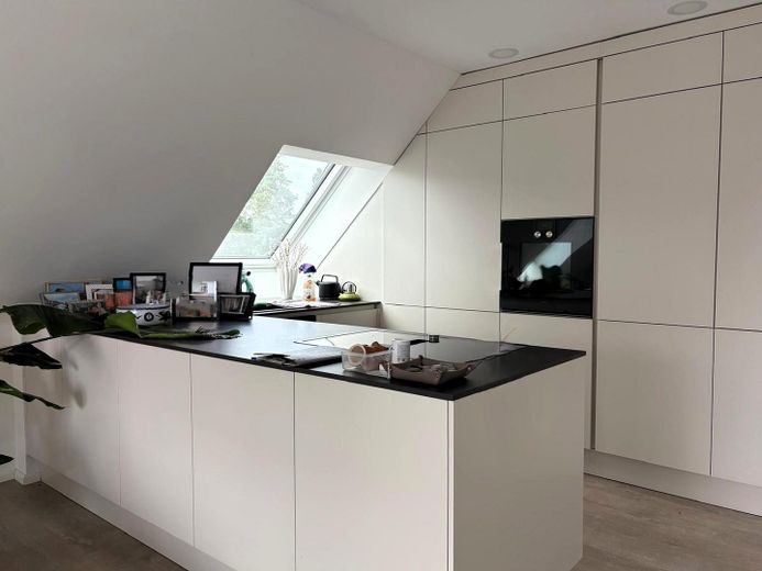 Moderne 4-Zimmer-Dachgeschosswohnung mit Loggia, TG-Stellplatz & Wallbox – Energieklasse A+ – Küche (gg Abstand)