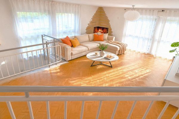 2-Etagen-Wohnung mit 2 Bädern, EBK, Terrasse, Balkon, PV-Anlage & 2 TG-Stellplätze