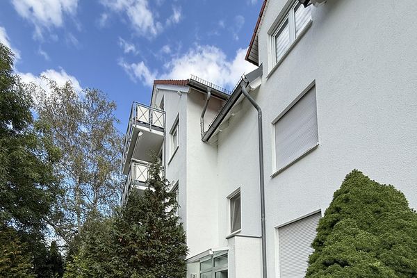 appartamento condiviso con 3 locali, ristrutturato di recente, al piano terra con terrazza, giardino e posto auto in garage sotterraneo