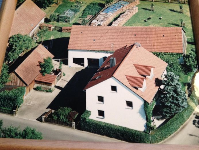 Ehemaliger Bauernhof mit Stadl, großem Grundstück und vielseitigen Nutzungsmöglichkeiten – Luftaufn. aus d. 90er Jahren