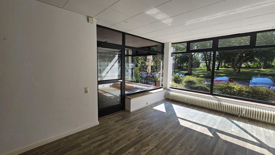 Helle Ladenfläche / Büro mit Schaufenster · 65 m² · direkt am Bahnhof Bad Bevensen · provisionsfrei – Schaufenster nach außen