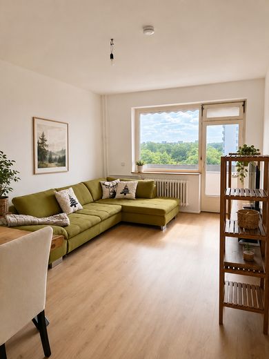 Hochwertig modernisierte 3-Zimmer-Wohnung mit Westbalkon und Weitblick - maklerfrei – Wohnzimmer Zugang zum Balkon