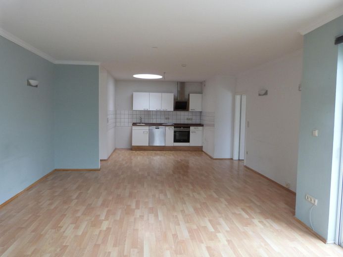 3-Zimmer Wohnung in Neuss befristet für 24 Monate zu vermieten – Blick auf Küchenzeile