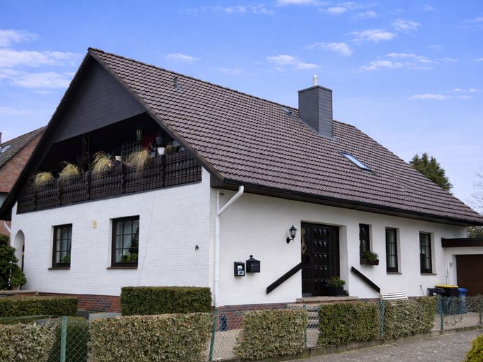 Einfamilienhaus mit ca. 325 m² Wohn- und Nutzfläche in ruhiger Wohnlage von Trittau – Seite Garage