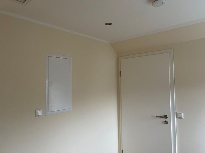 شقة مريحة ومكيّفة في الطابق العلوي مع حمّام مضاء بضوء النهار وشرفة جنوبية – Wohnungseingang