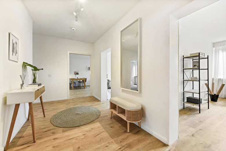Appartement moderne de 4 pièces, rénové, première occupation et sans commission – Photo 3