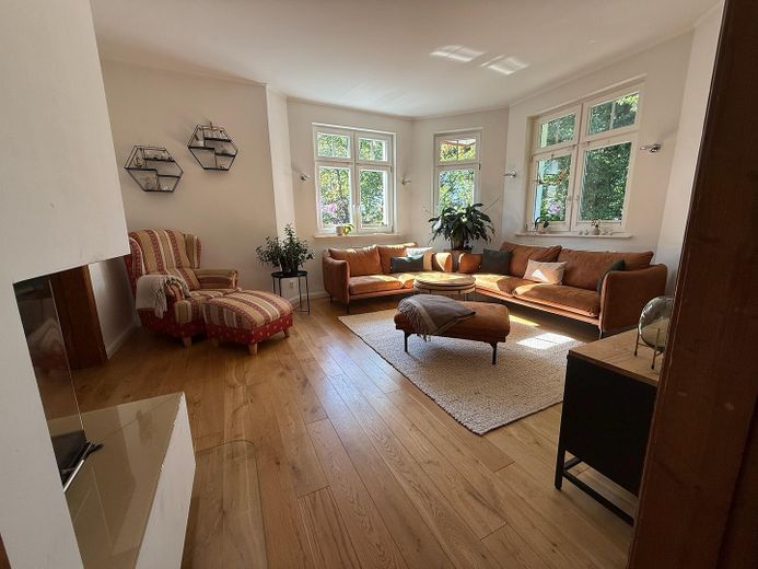 Stilvolles Einfamilienhaus mit 1.800 m2 Südgrundstück und hochwertiger Ausstattung – Wohnzimmer