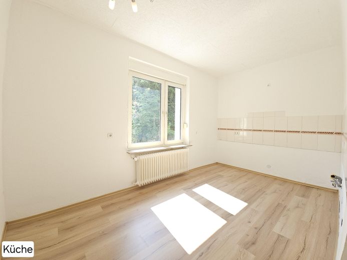 Frisch renovierte 3-Zimmer-Wohnung mit neuem Laminatboden in ruhiger & zentraler Lage – Foto 3