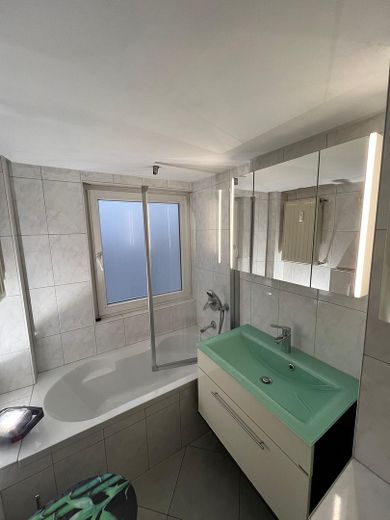 City Dachgeschosswohnung 2-Zimmer,schön hell,frisch renoviert,Garage,ab sofort – Tageslichtbad