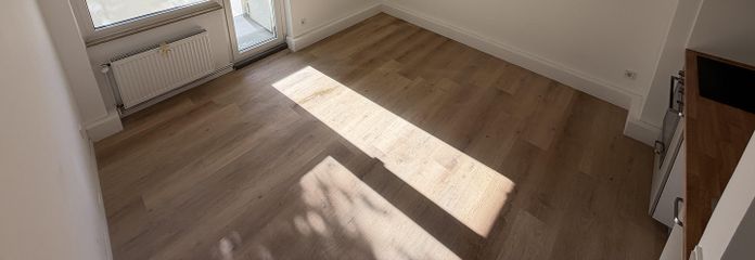Erstbezug nach Kernsanierung: Moderne 2‑Zimmer Wohnung mit Sonnenbalkon & neuer Einbauküche in Rath – Wohn/Esszimmer (inkl. Küche)