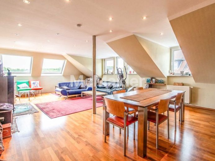 Über den Dächern Stuttgarts – Altbau-Maisonette mit Aufzug, TG-Stellplatz & Weitblick – Foto 1