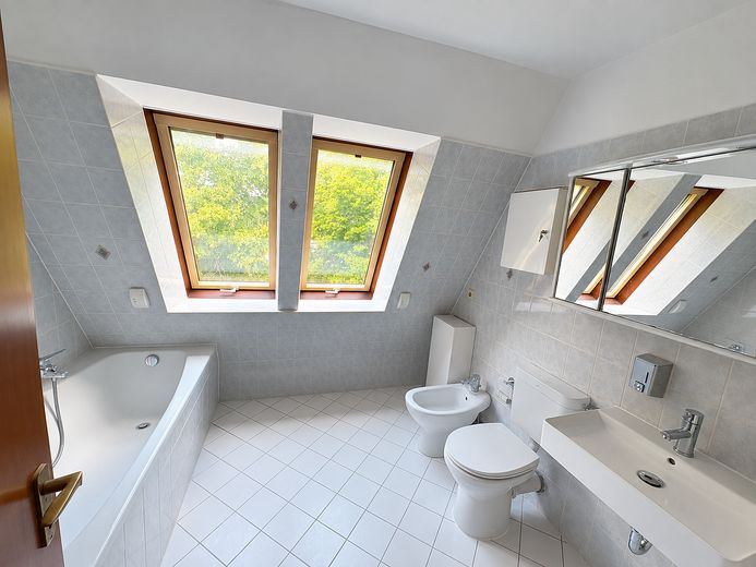 Großzügige lichtdurchflutete 4-Zi Wohnung mit EBK, Balkon und Dachterrasse – Badezimmer