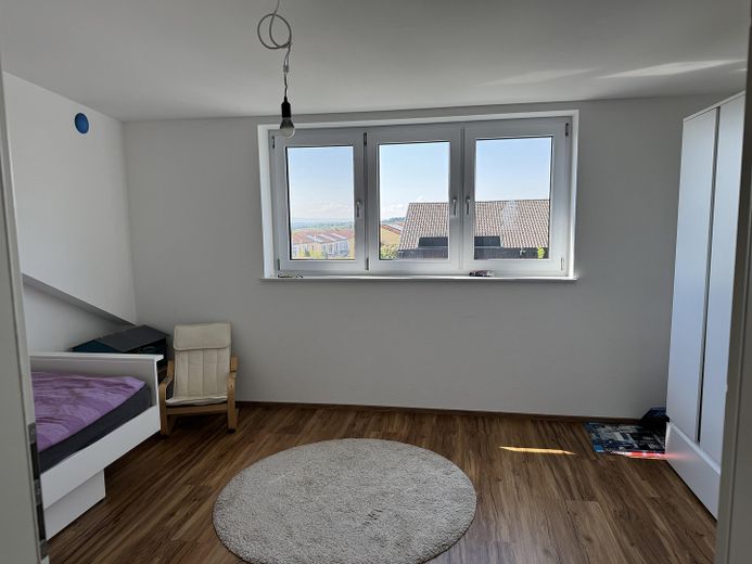 Lichtdurchflutetes Zweifamilienwohnhaus, komplett saniert 2021 in ruhiger Lage von Herrenberg – Kind 1 im DG