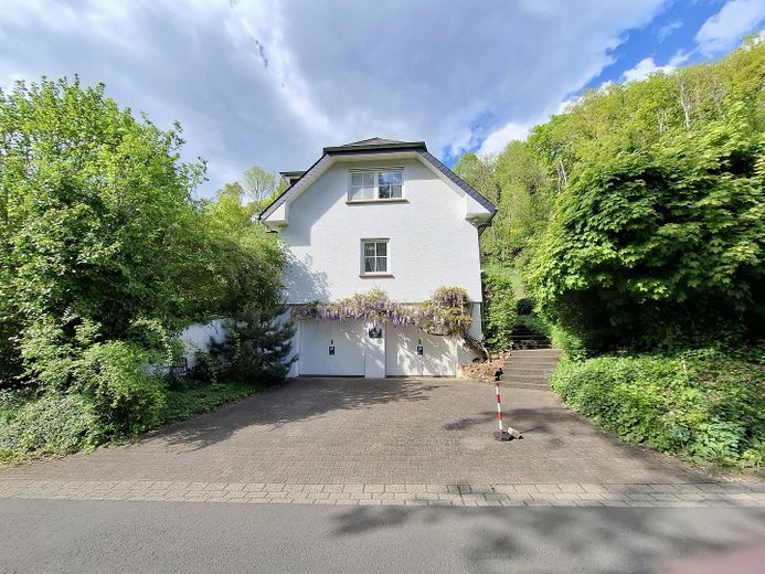 Haus mit zwei Garagen