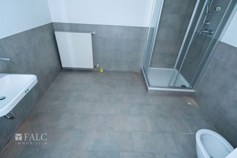 Hausrenovierung: 5x Wohnungen in Vermietung – 1.OG-rechts-Badezimmer - (KI generiert)