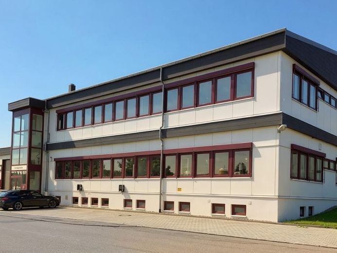 Moderne Produktionshalle mit Bürotrakt zu verkaufen! – Foto 1