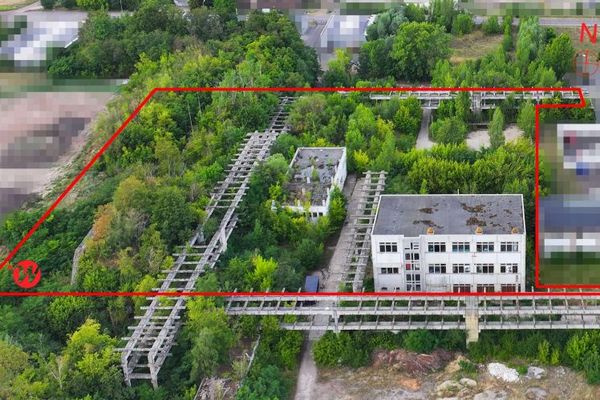 Teren komercyjny z halami, budynkiem funkcjonalnym i dwoma bunkrami przeciwlotniczymi